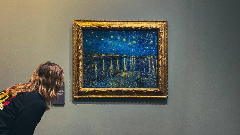 personne_regardant_tableau_van_gogh_dans_musée