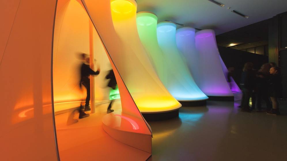 néons de toutes les couleurs avec public