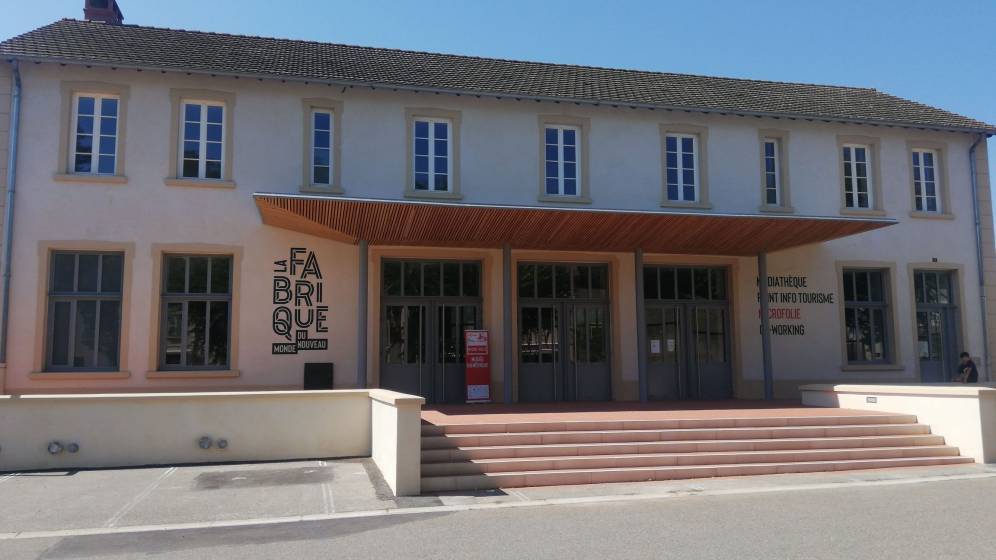 Tiers-lieu « La fabrique du nouveau monde  » d'Iguerande - Façade de l'entrée principale.jpg