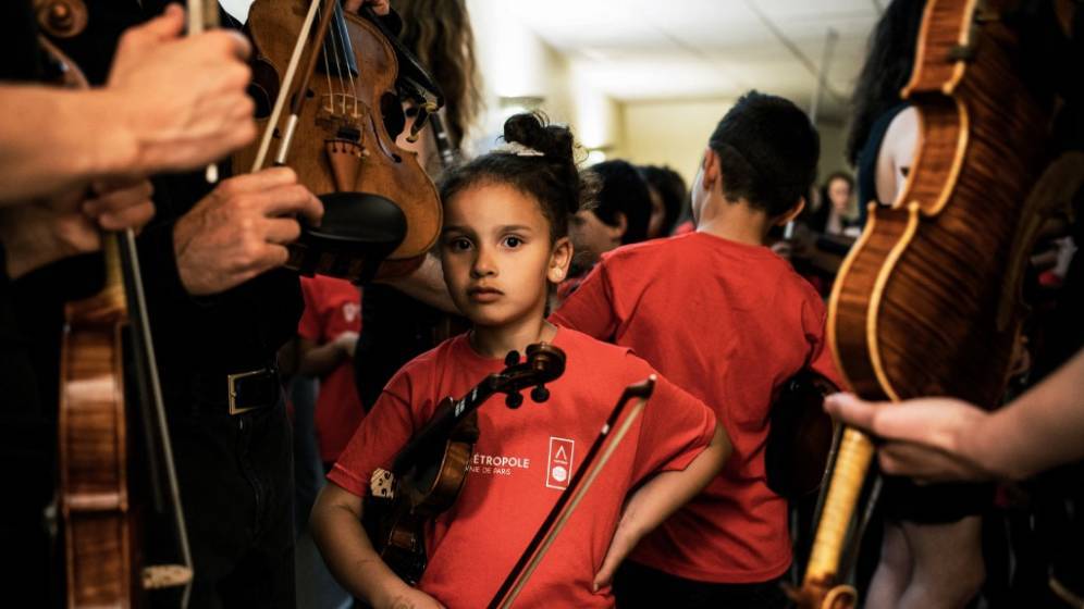 petite_fille_violon_tee_shirt_rouge