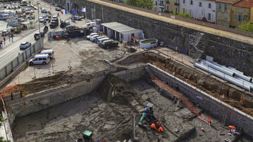 L'emprise du parking souterrain du Pré aux Pêcheurs couvre 5000 m2 en bordure du port de plaisance actuel d'Antibes (Alpes-Maritimes).  La fouille a démarré en mars 2012 à l'extrémité orientale du parking.