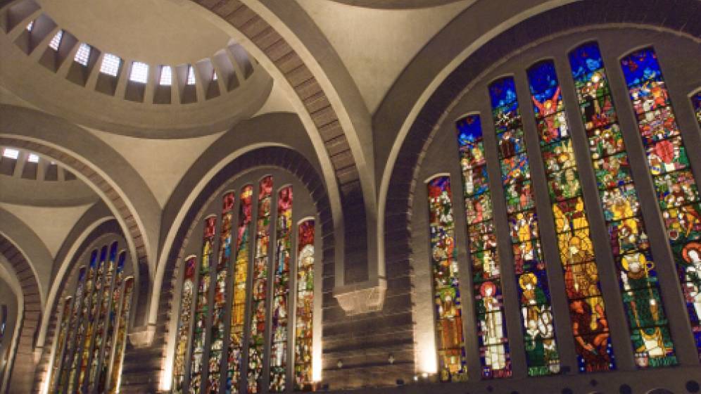 Église Sainte-Odile, Porte de Champerret, Paris 17e. Intérieur de la nef: béton rose, briques et verrières en pâte de cristal et mortier de ciment de François Décorchemont