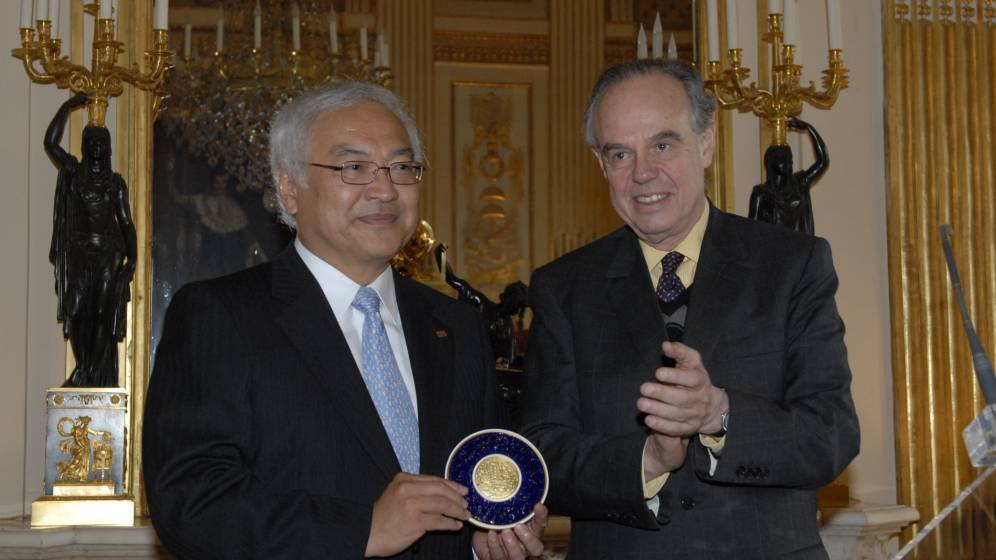 M. Norio Sasaki, président de Toshiba Corporation et le ministre