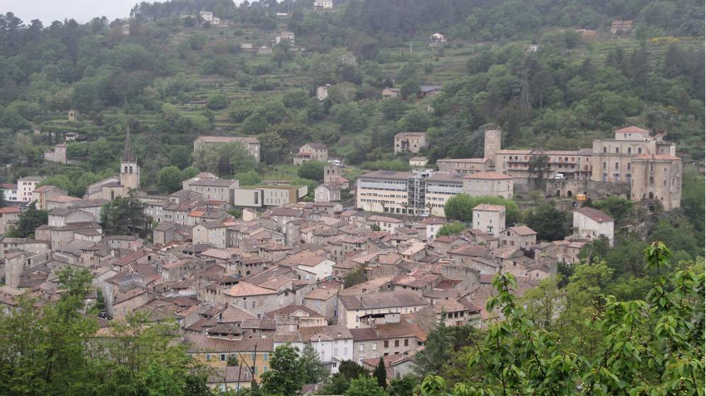 Largentière (07) Vue lointaine insertion du projet pôle jeunesse