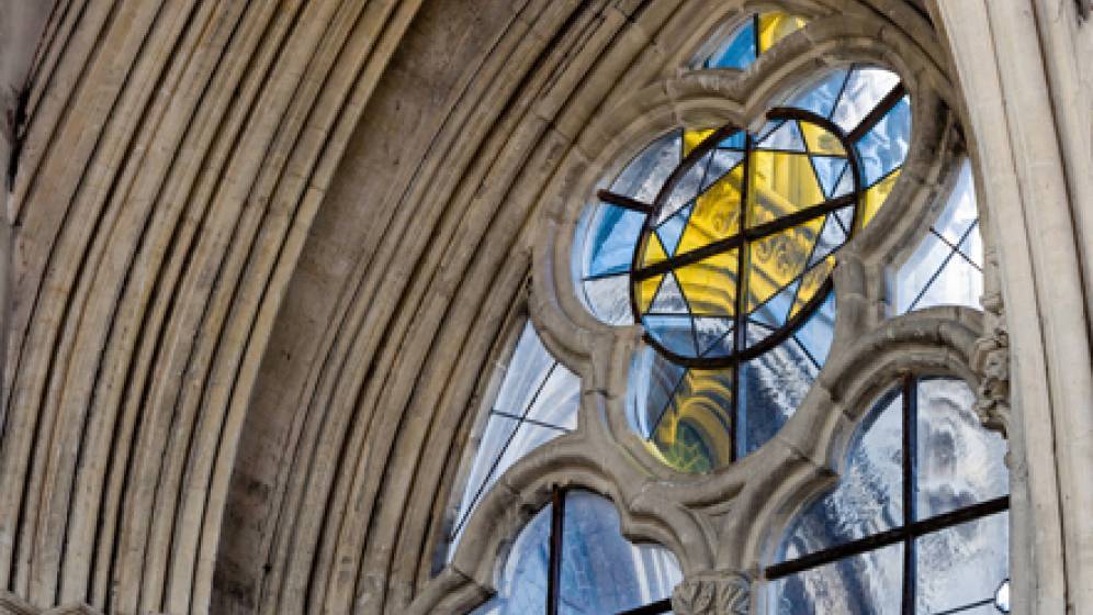 Essai de vitrail dans la cathédrale de Bayeux