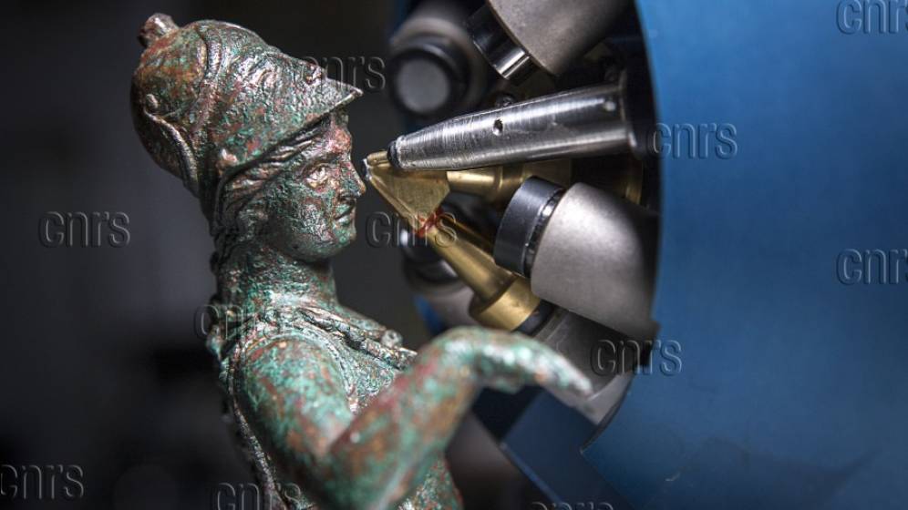 Analyse d'une statuette du trésor des bronzes de Bavay avec le Nouvel Aglaé