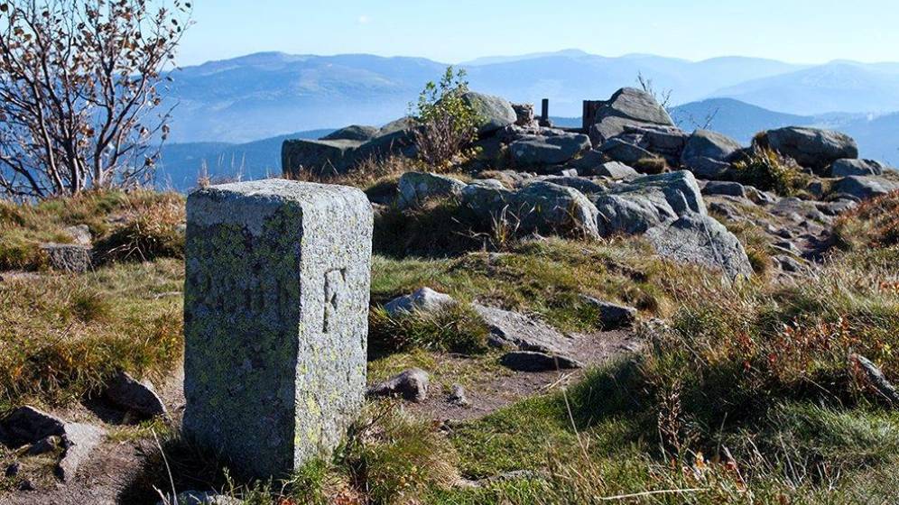 Borne frontière installée après 1870 et marquant la nouvelle frontière entre France et Allemagne, sur la crête des Vosges au sommet du Tannet