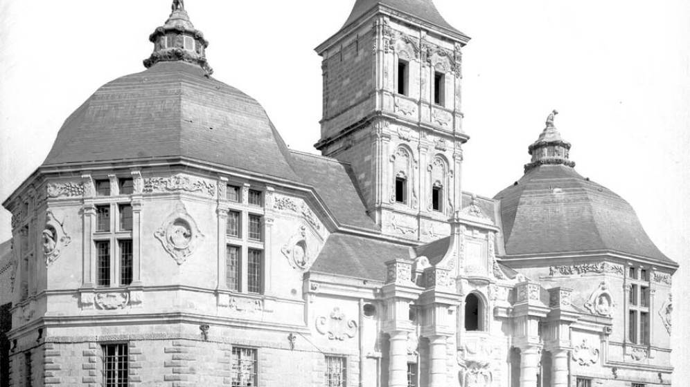 Saint-Amand-les-eaux, (Nord). Hôtel de Ville, façade sur la place. (Juin 1887)
