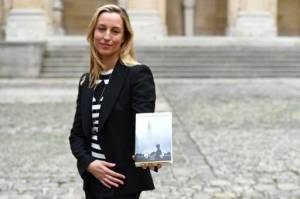 Adelaïde de Clermont-Tonnerre pose devant l'Institut de France avec son livre après avoir été récompensé du Grand prix du roman de l'Académie française 2016 pour sa nouvelle "Le Dernier des notres"