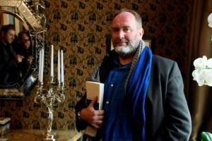 L'écrivain français Serge Joncour pose après avoir remporté le prix littéraire Interallie pour sa nouvelle "Repose-toi sur moi", le 8 novembre 2016 à Paris