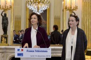 Audrey Azoulay, au pupitre et Delphine Ernotte Cunci, lors de la signature du COM 2016-2020 de France Télévisions