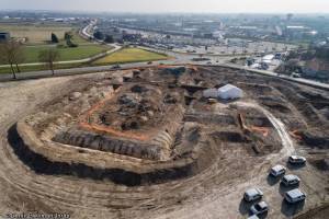 Vue aérienne d'un grand fossé ceinturant un tumulus princier Une  daté du début du Ve siècle avant notre ère, à Lavau (Aube), 2015 © Denis Gliksman, Inrap