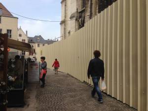 La palissade de chantier avant l'installation des panneaux pédagogiques