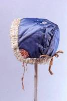 Bonnet de bébé (patron A, type 1), Dijon, musée de la vie bourguignonne © Perrodin François - utilisation soumise à autorisation
