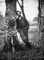 autoportrait de Félix Arnaudin, appuyé sur un chêne