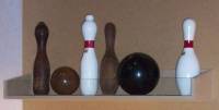 À gauche : deux quilles de Bowling Classic, à droite : deux quilles de de bowling américain, Dijon, musée de la Vie bourguignonne, © Anne Laemmlé