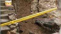 Sur un chantier, une brouette, une pelle, de la terre qui dégouline et la rubalise des gendrames pour clotûrer la zone archéologique.