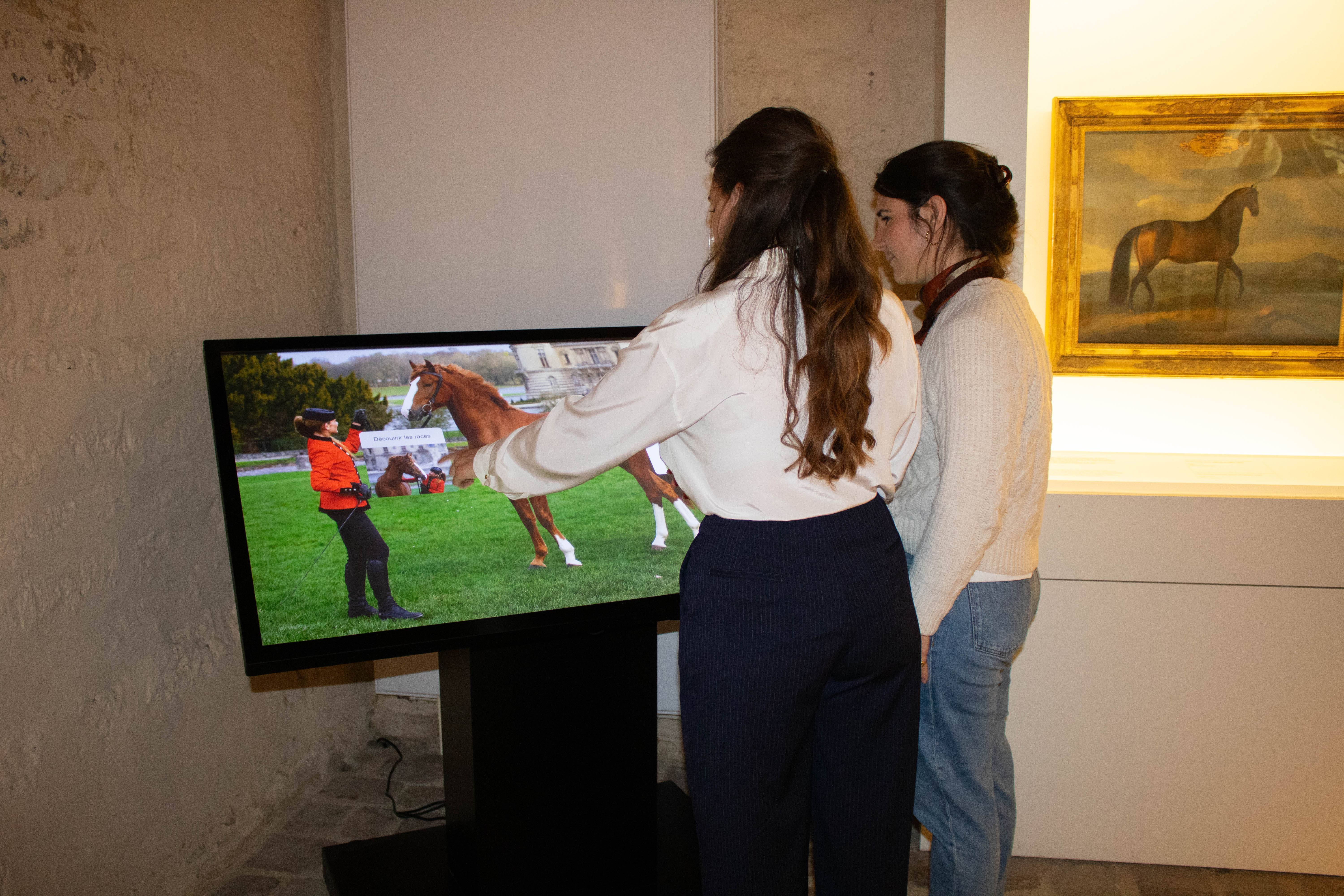 Numérique : une nouvelle borne tactile au musée vivant du Cheval du Château de Chantilly | Ministère de la Culture