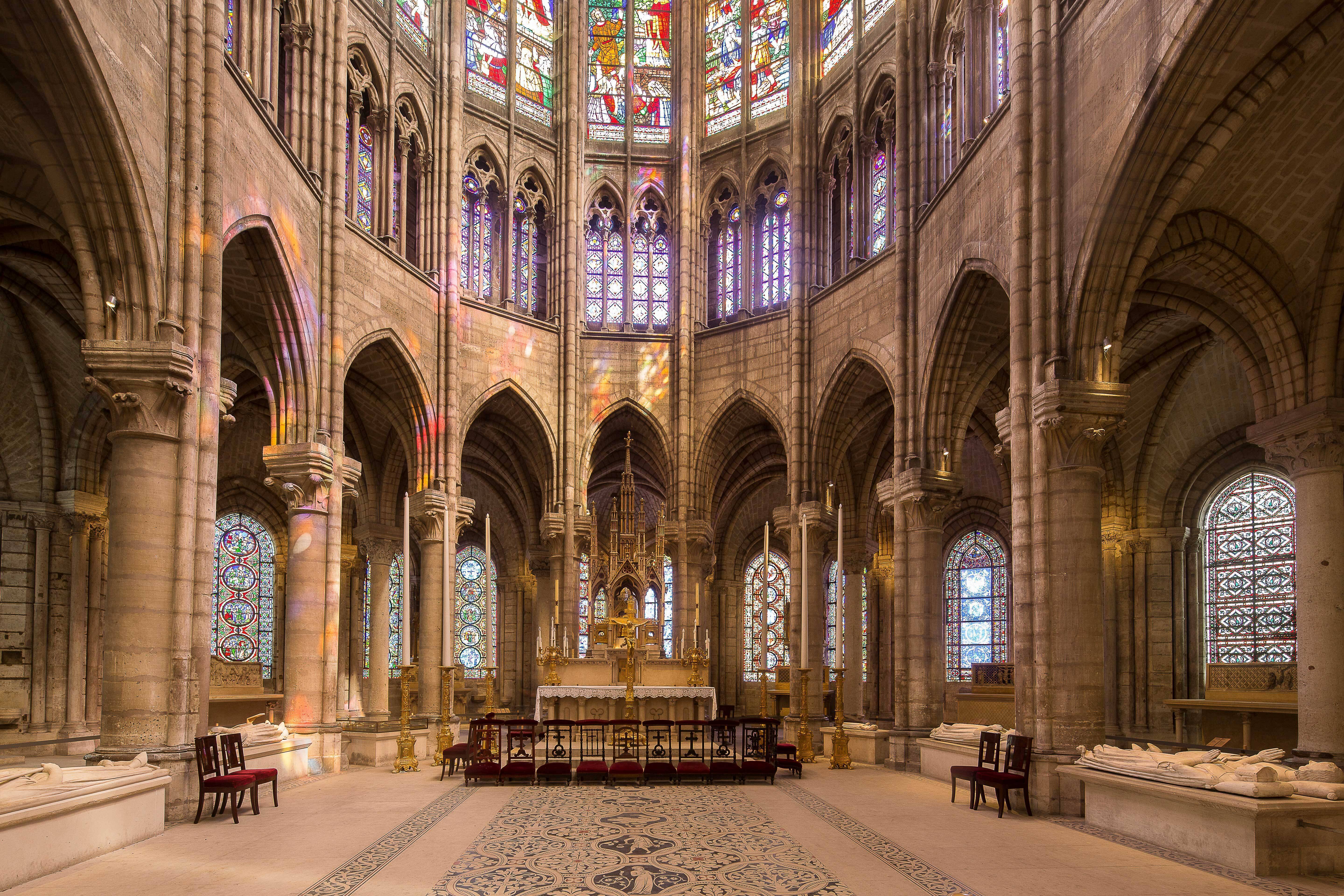 Las vidrieras del deambulatorio de la basílica de Saint-Denis vuelven a  brillar