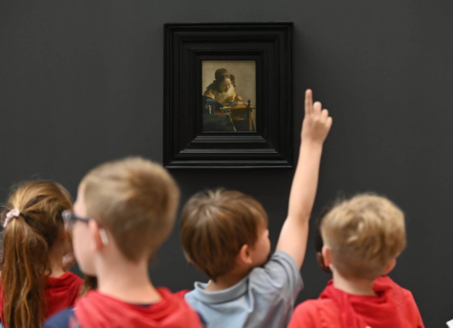 Louvre-Lens : La Dentellière de Vermeer, prêt exceptionnel du musée du Louvre