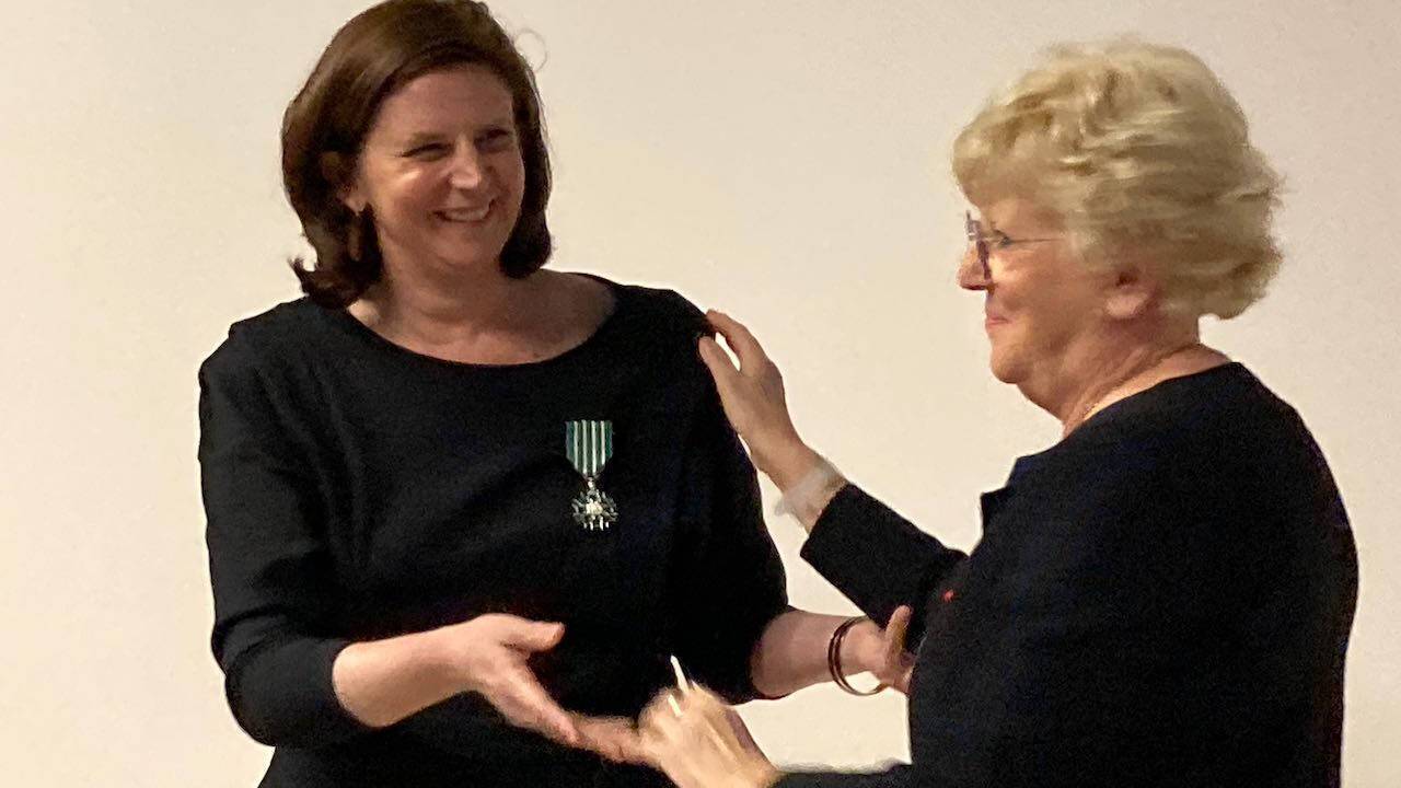 Coupe De Manche En 6 Lettres Remise des insignes de chevalier des arts et des lettres à l'architecte  Laure-Anne Geoffroy-Duprez
