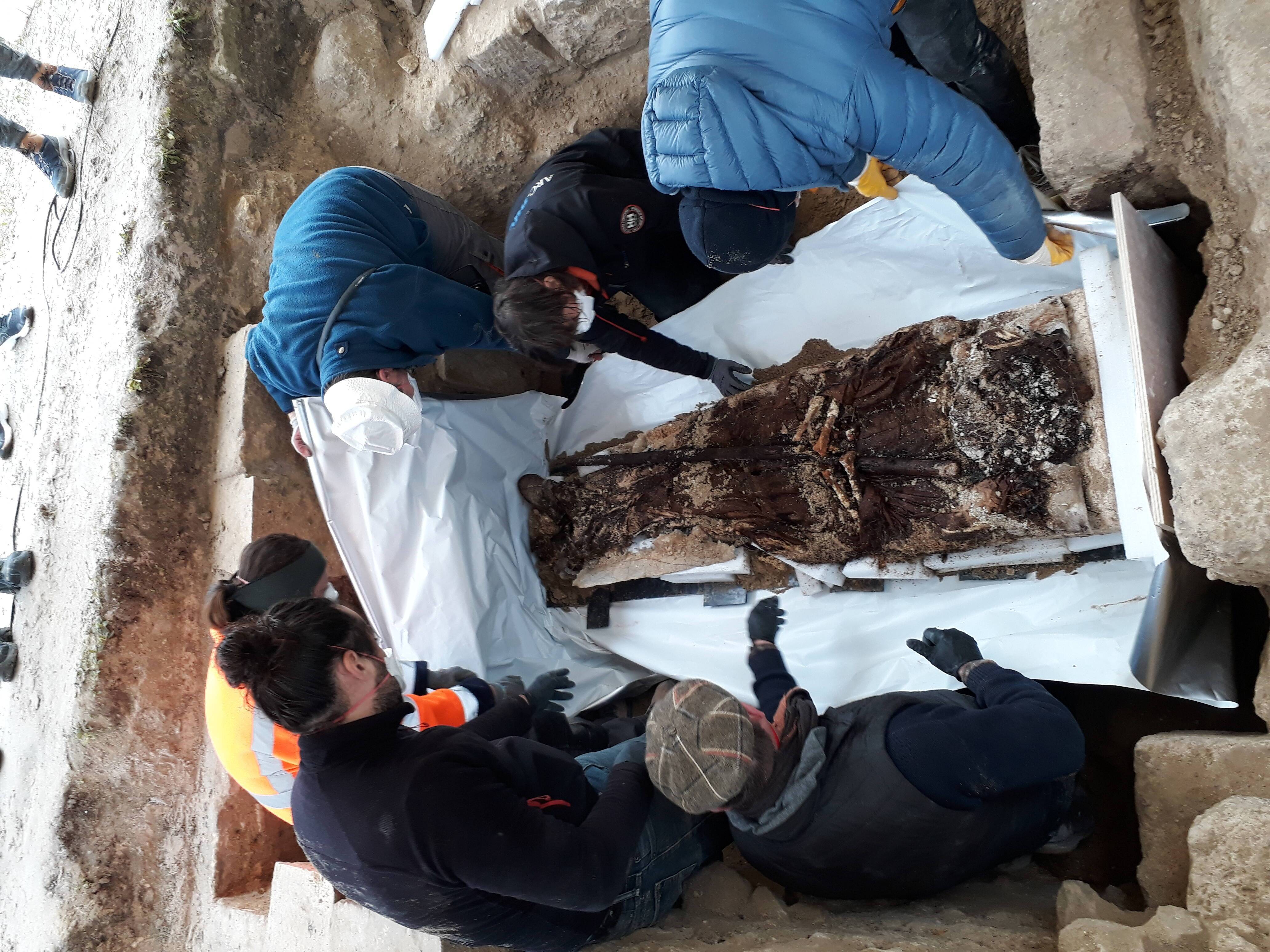 Spectaculaire découverte du corps exceptionnellement conservé d’un abbé du XIIIe siècle lors de fouilles archéologiques