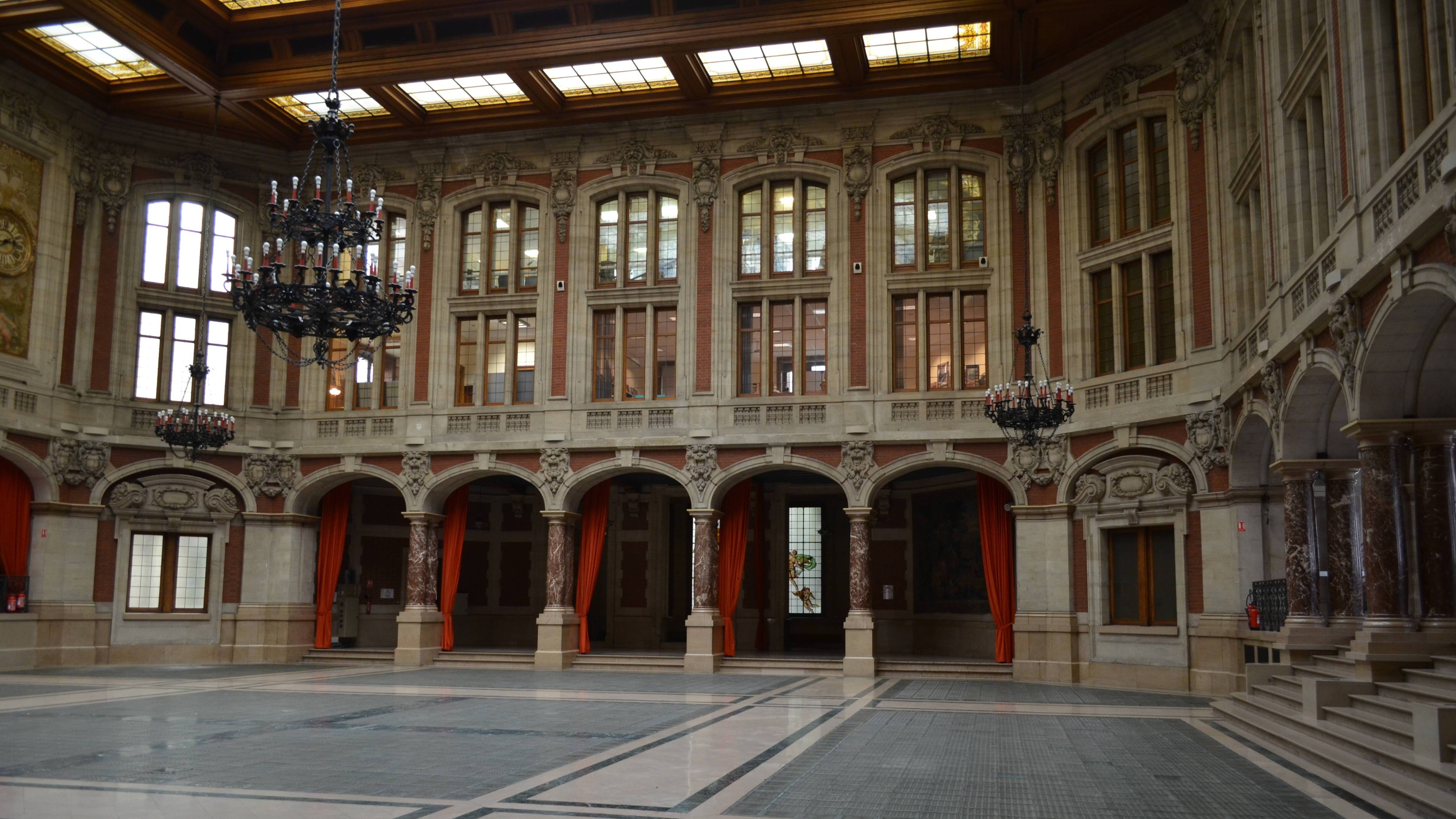 Le Boulevard International Et La Chambre De Commerce Calais