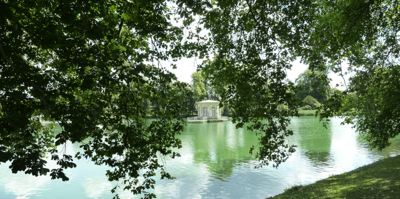 Vue sur le pavillon de l'étang des Carpes, Domaine national du Château de Fontaineableau, Seine-et-Marne
