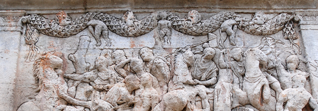 Détail du bas-relief sud du socle du mausolée.